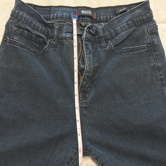 NWOT BDG High Rise Distressed Skinny Jean Dark Wash Size 28 Ultra Stretch - Picture 8 of 12